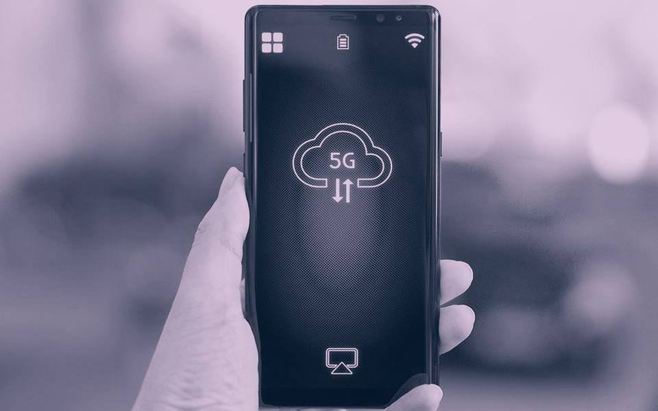 Abbildung einen Handys mit 5G-Symbol - Bild ist lila eingefärbt