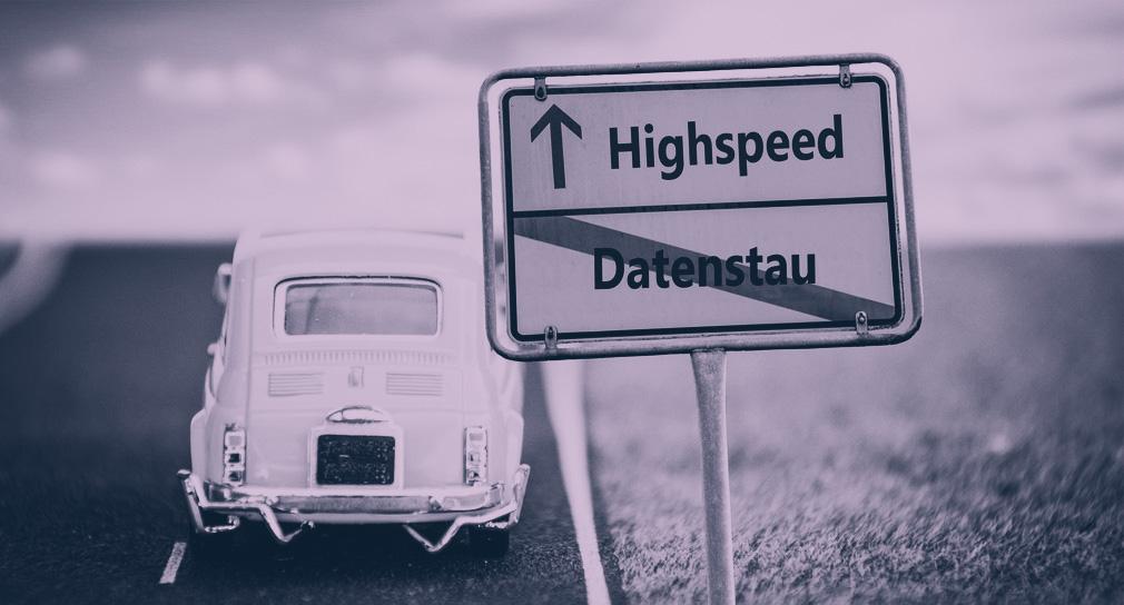Straßenschild mit Beschriftung "Highspeed" und Datenstau durchgestrichen - Bild ist lila eingefärbt